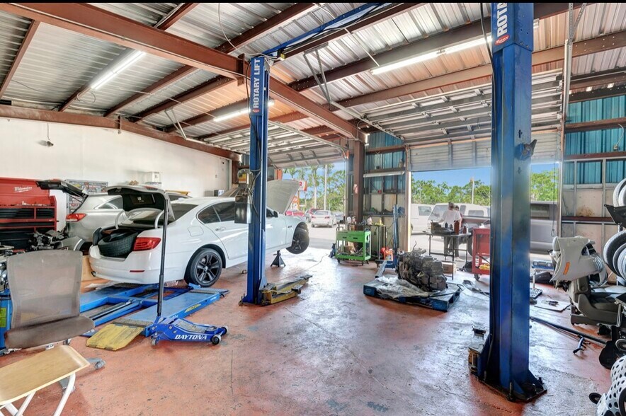 More Photos Of 3000 N Washington Blvd, Sarasota Auto Dealership For Sale