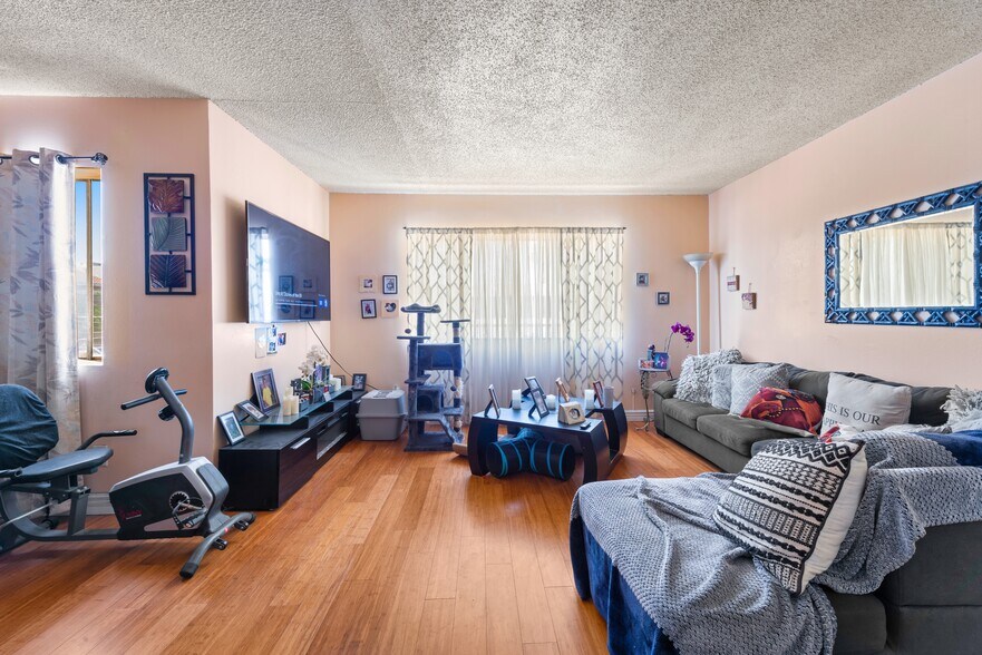 More Photos Of 2325 S Ridgeley Dr, Los Angeles Apartments For Sale