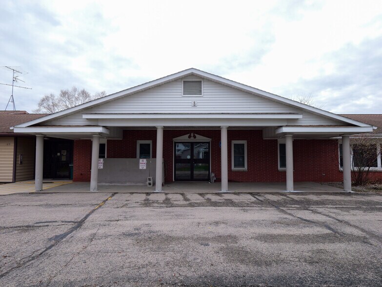 More Photos Of 165 S Chet Krause Dr, Iola Apartments For Sale