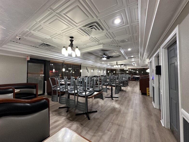 More Photos Of 1427 W Galena Ave, Freeport Freestanding For Sale