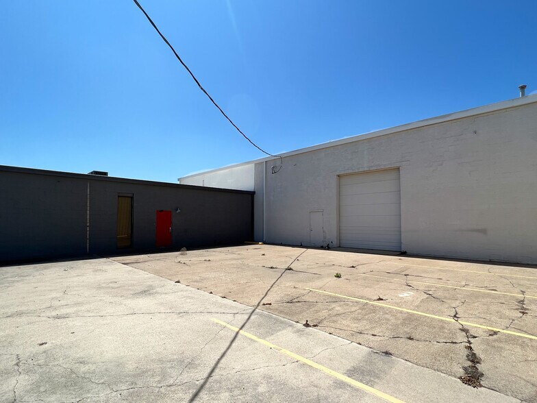 More Photos Of 4733 Don Dr, Dallas Warehouse For Sale