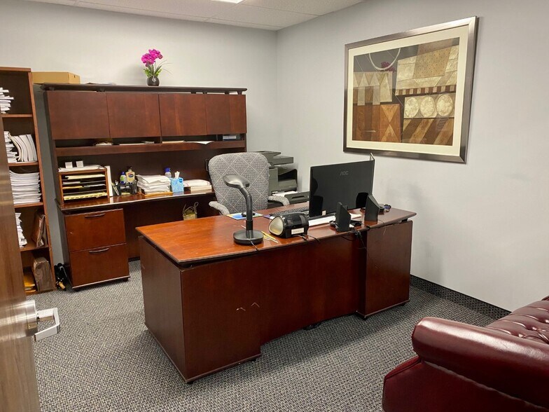 More Photos Of 170 Old Country Rd, Mineola Office For Lease