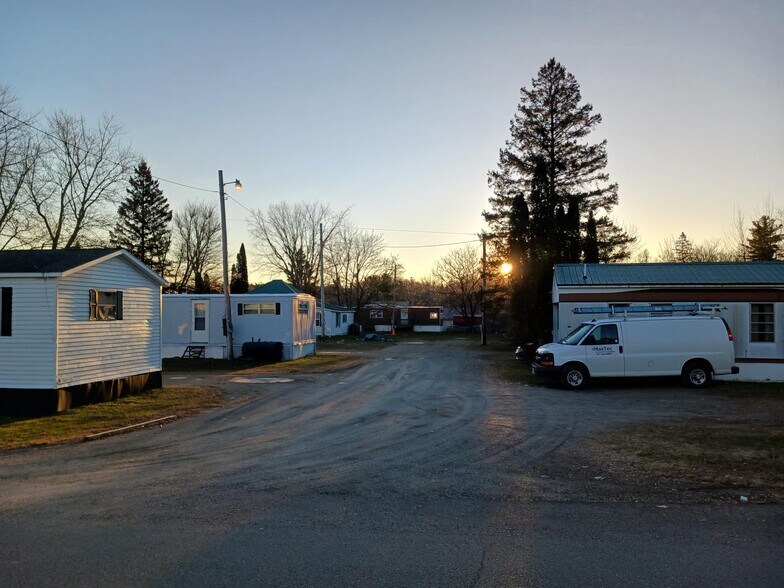 Primary Photo Of 5 Maple St, Baileyville Manufactured Housing Mobile Home Park For Sale