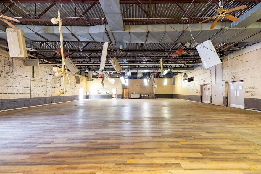 More Photos Of 6840 N Waverly St, Dearborn Heights General Retail For Lease