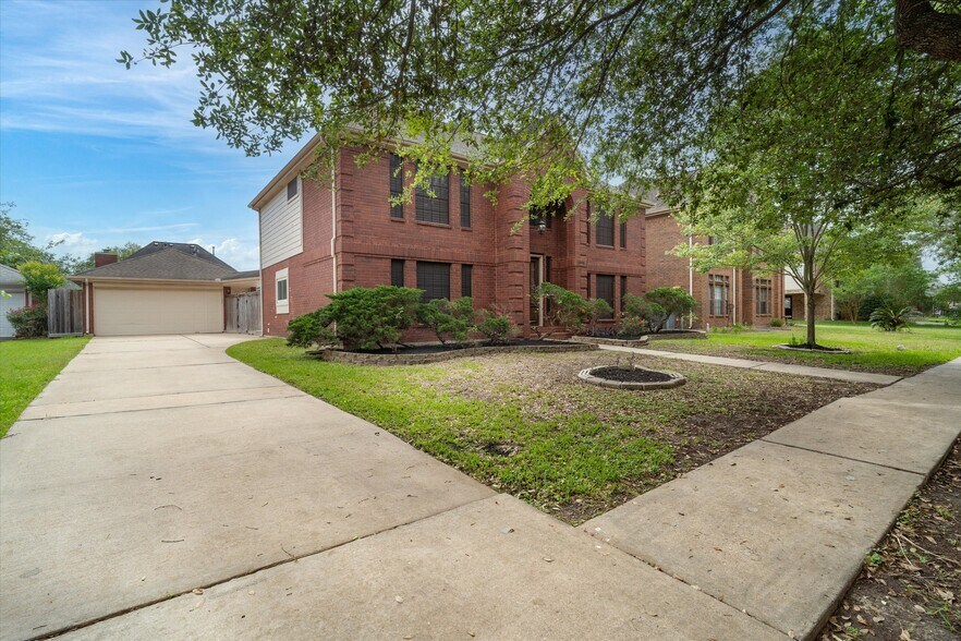 More Photos Of 124 Lake Point Dr, League City Specialty For Sale