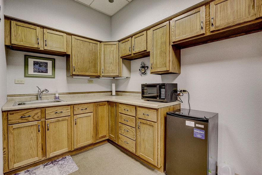 More Photos Of N28W23000 Roundy Dr, Pewaukee Office For Sale