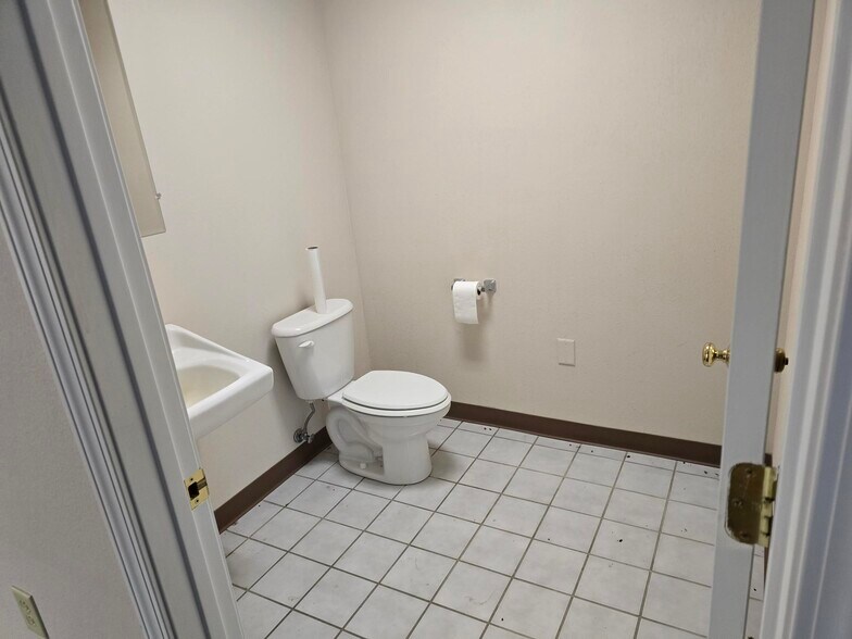 More Photos Of 2301 Bloomfield Rd, Cape Girardeau Self Storage For Lease