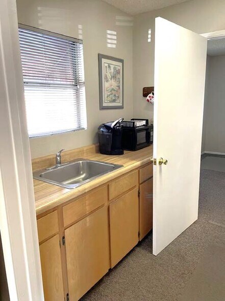 More Photos Of 930 W Newgrove St, Lancaster Office For Lease
