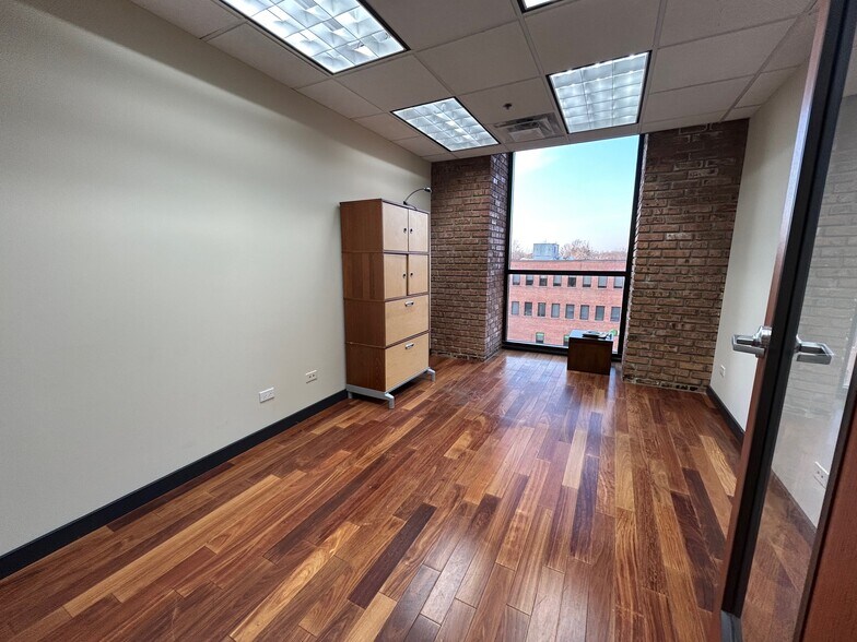 More Photos Of 1240 Meadow Rd, Northbrook Medical For Lease
