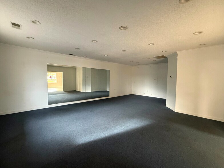 More Photos Of 117 Park Rd, Lexington Showroom For Sale