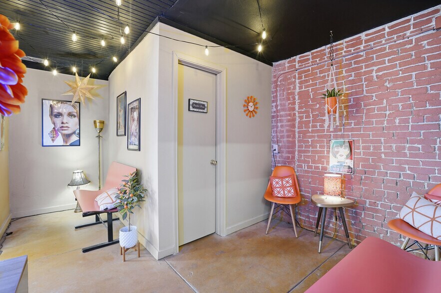 More Photos Of 401 S Main St, Cleburne Office For Sale