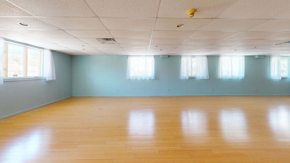 More Photos Of 198 Londonderry Tpke, Hooksett Light Distribution For Lease