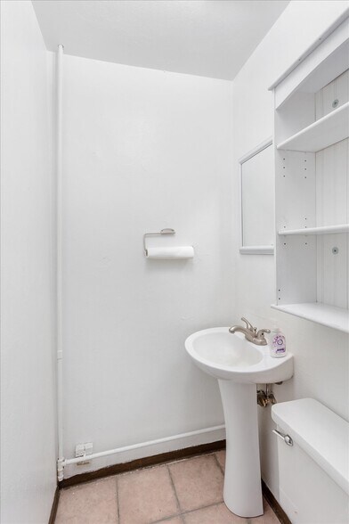 More Photos Of 249 W Rainbow Blvd, Salida Flex For Sale