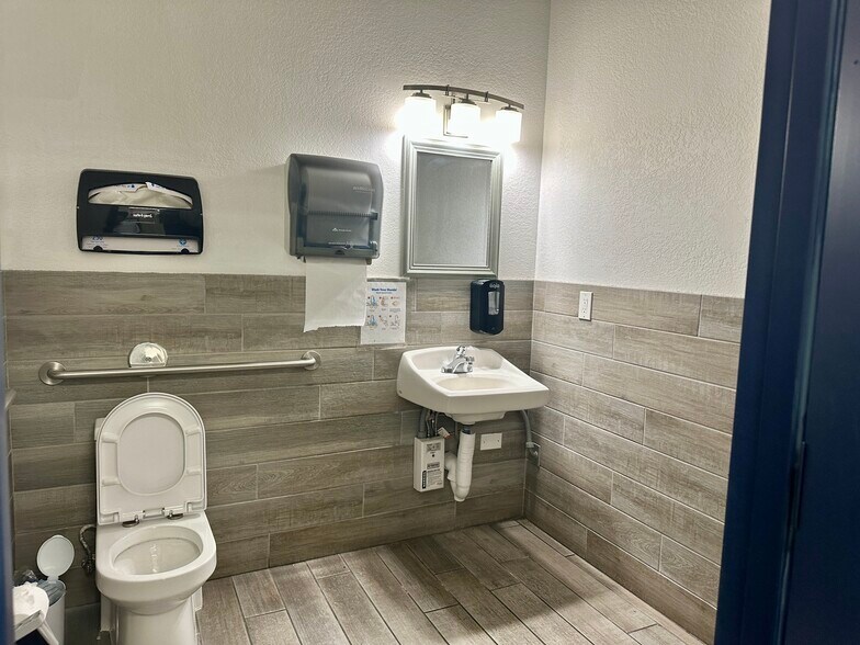 More Photos Of 7105 E 22nd St, Tucson Freestanding For Lease