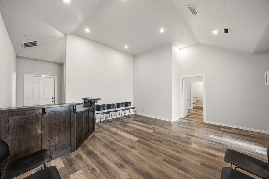 More Photos Of 401 Center Court Dr, Bridgeport Medical For Lease