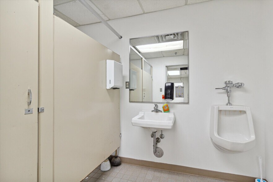 More Photos Of 4800 Joslyn Rd, Lake Orion Light Manufacturing For Sale