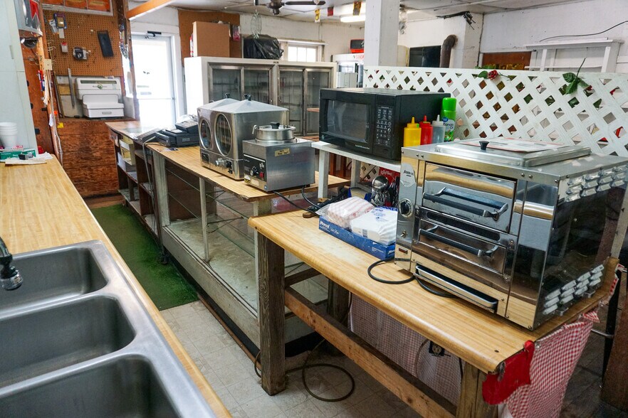 More Photos Of 109 Wilburn Valley Rd, Pearisburg General Retail For Sale