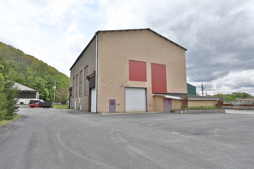 More Photos Of 126 E Dickerson St, Dover Warehouse For Lease