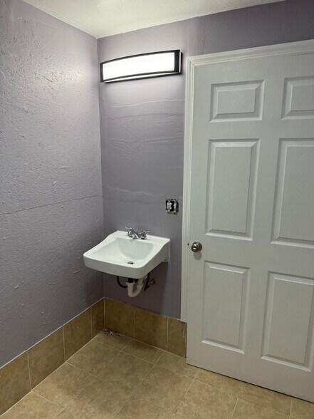 More Photos Of 21 E Marie St, Hicksville Storefront Retail Residential For Lease