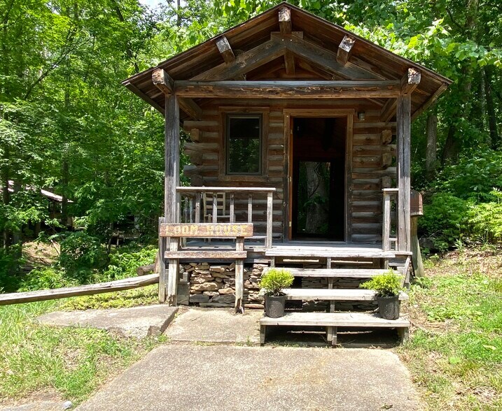 More Photos Of 15303 Midland Trl, Ansted Freestanding For Sale