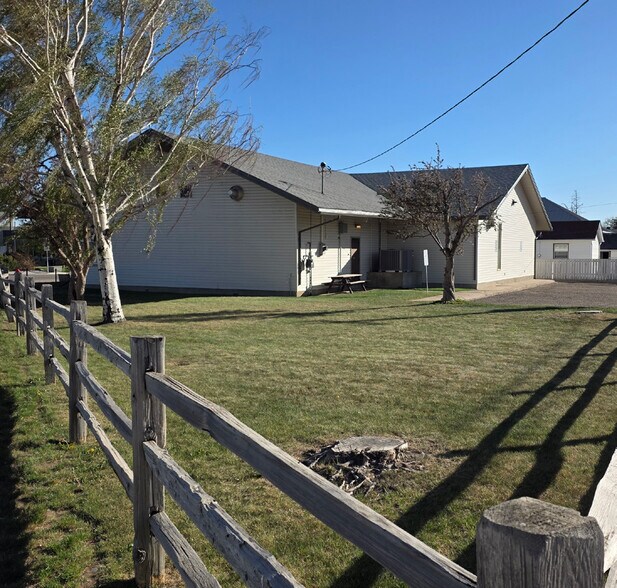 More Photos Of 420 Highway Av N, Picture Butte Office For Sale