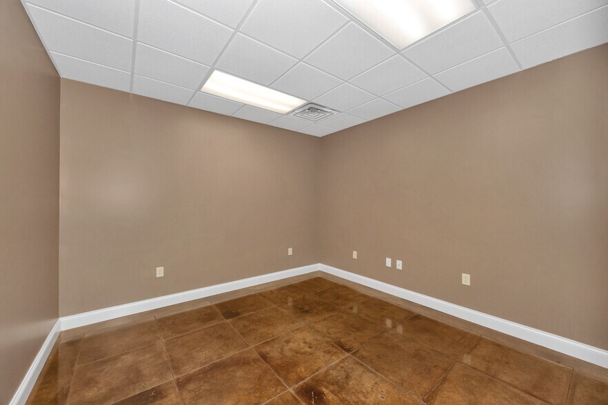 More Photos Of 310 Dan Tibbs Rd NW, Huntsville Warehouse For Lease