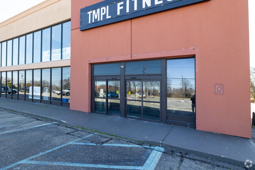 More Photos Of 1000 Sunrise Hwy, Massapequa Freestanding For Lease