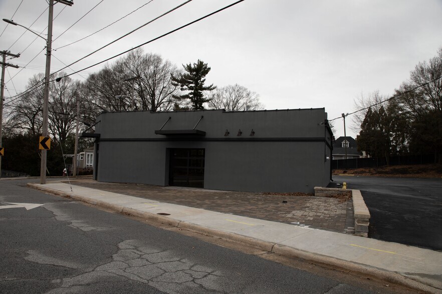 More Photos Of 131 Oak St, High Point Freestanding For Lease