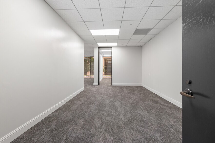 More Photos Of 17 S Briar Hollow Ln, Houston Office Residential For Lease