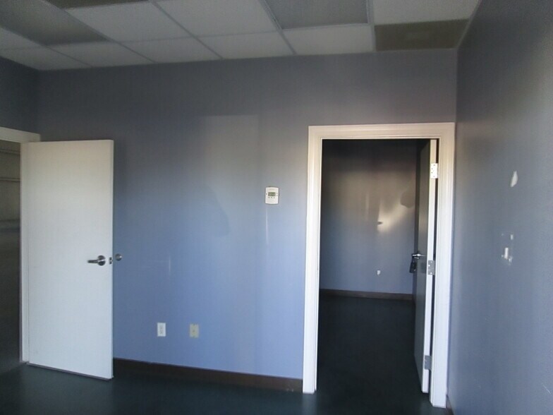 More Photos Of 1811 Greenleaf Ln, Leesburg Warehouse For Lease