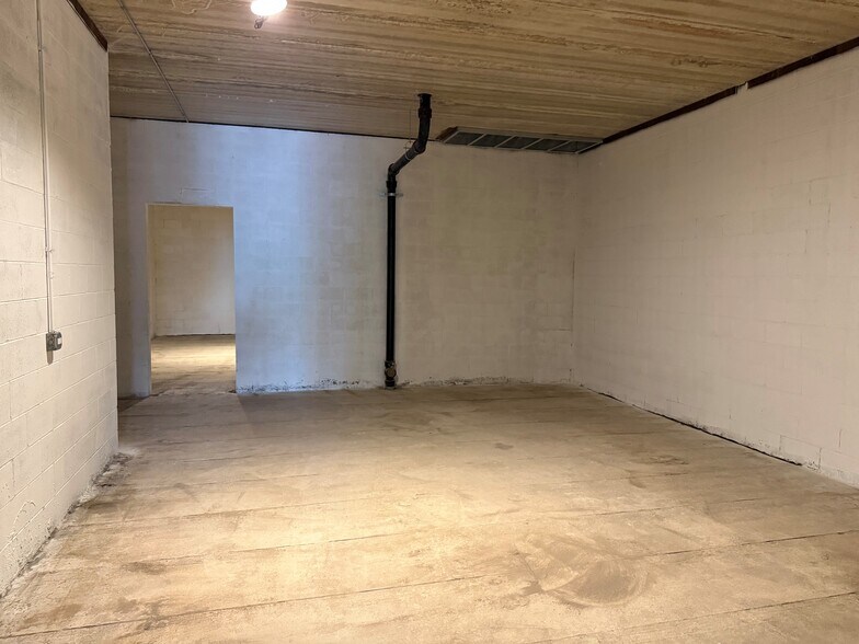 More Photos Of 1954 W Chicago Ave, Chicago Bar For Lease