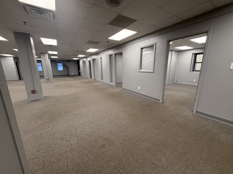 More Photos Of 3 W Pearl St, Batesville Manufacturing For Lease