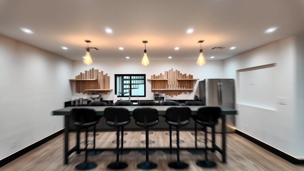 More Photos Of 703 S Main St, Burbank Showroom For Sale