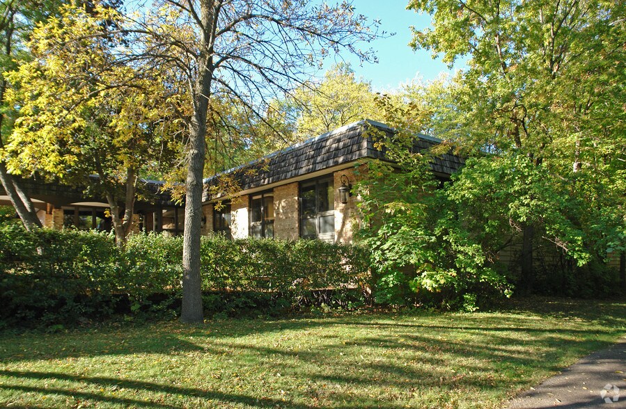 More Photos Of 18340 Minnetonka Blvd, Deephaven Office For Lease