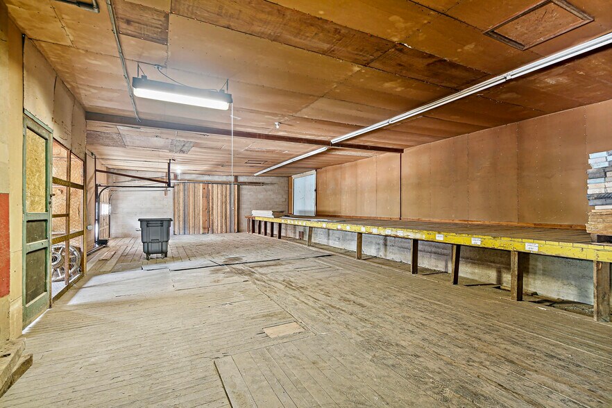 More Photos Of 8106 Intersection Rd, Glen Rock Warehouse For Lease