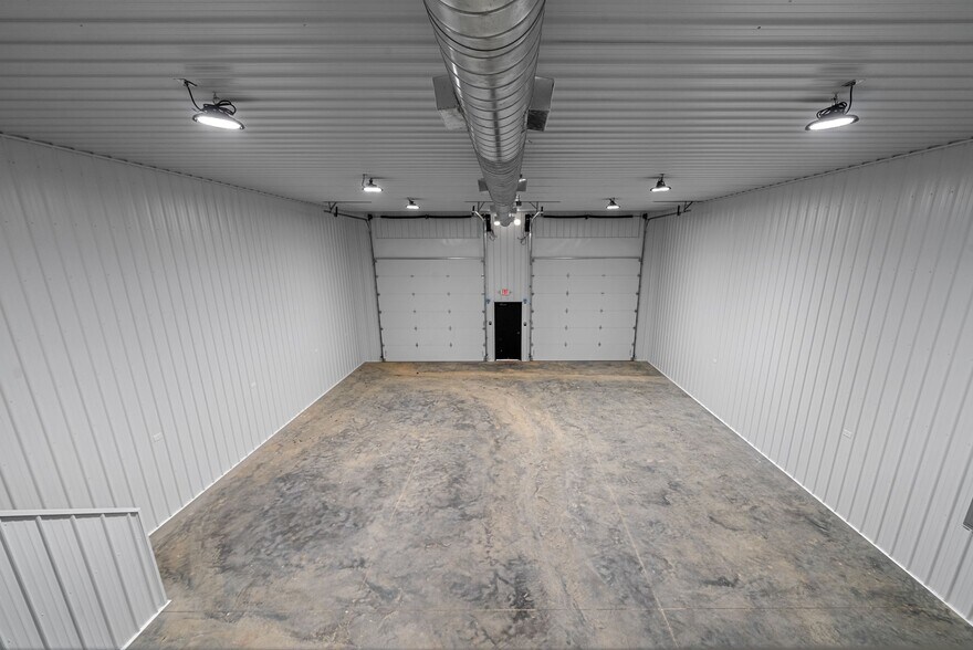 More Photos Of 1400 Dover Rd, Clarksville Showroom For Lease