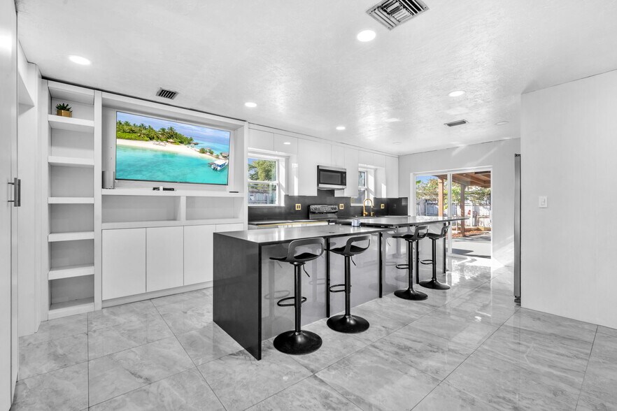 More Photos Of 7151 Taft St, Hollywood Office Residential For Sale