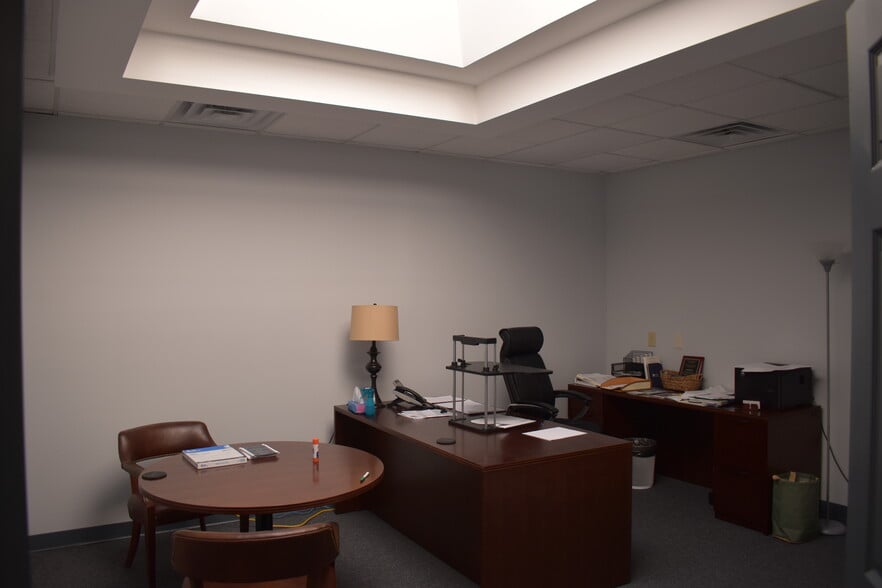 More Photos Of 2000 Glen Echo, Nashville Office For Lease