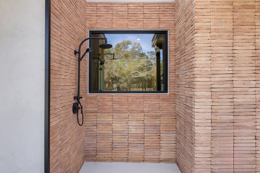 More Photos Of 444 Klein Rd, Stonewall Flex For Sale