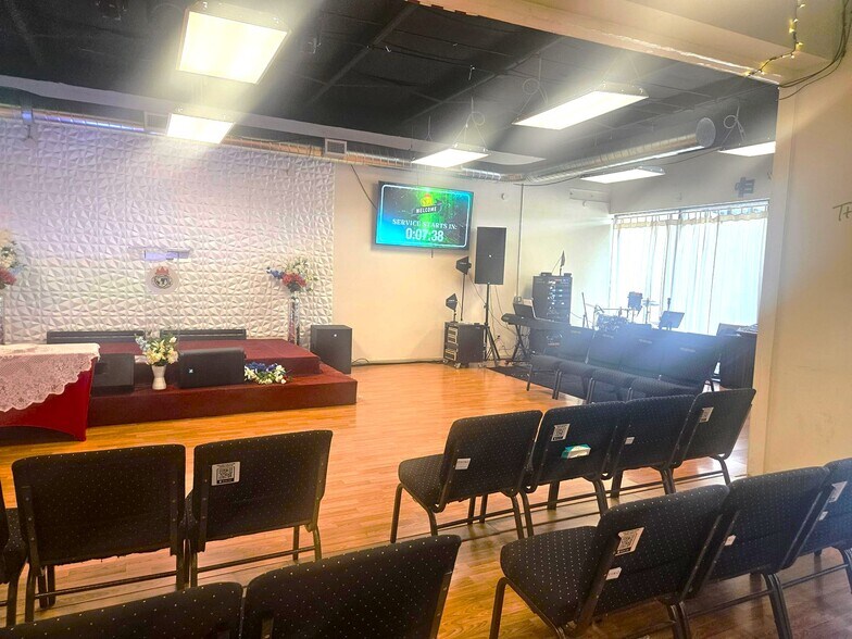 More Photos Of 3022-3044 N 90th St, Omaha General Retail For Lease