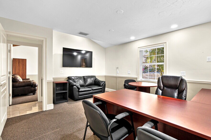 More Photos Of 525 8th St W, Bradenton Office For Sale