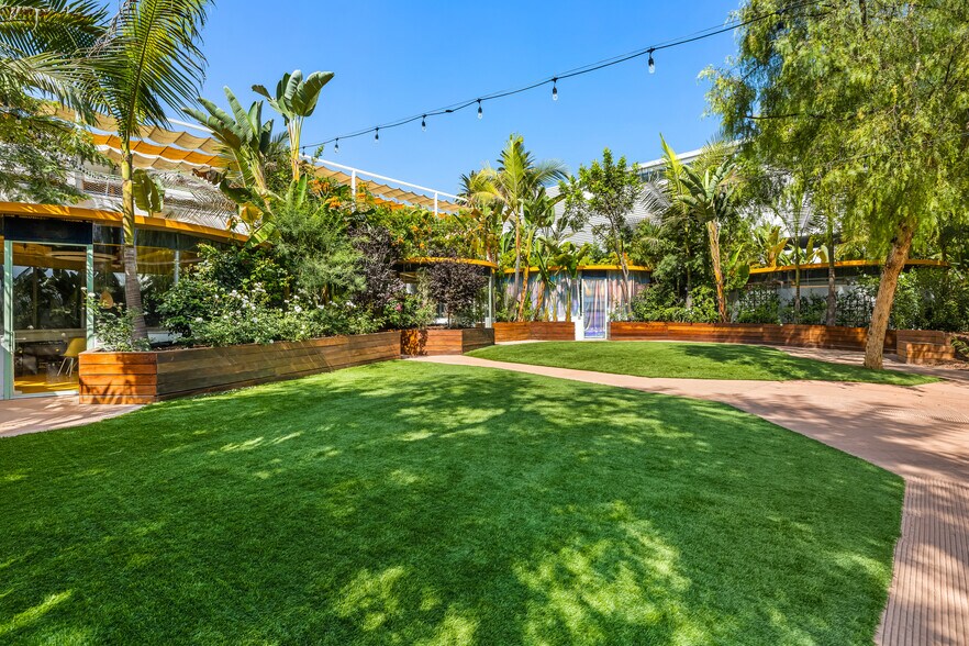 More Photos Of 1370 N St Andrews Pl, Los Angeles Office For Sale