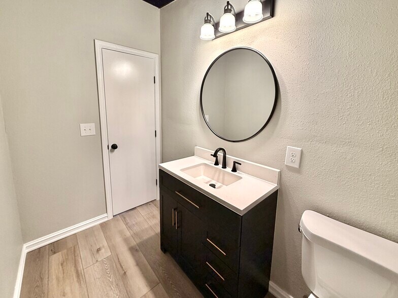 More Photos Of 1030 W Main St, Jenks Office For Sale