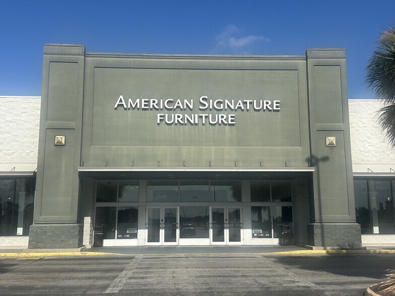 More Photos Of 7463 W Colonial Dr, Orlando Department Store For Lease