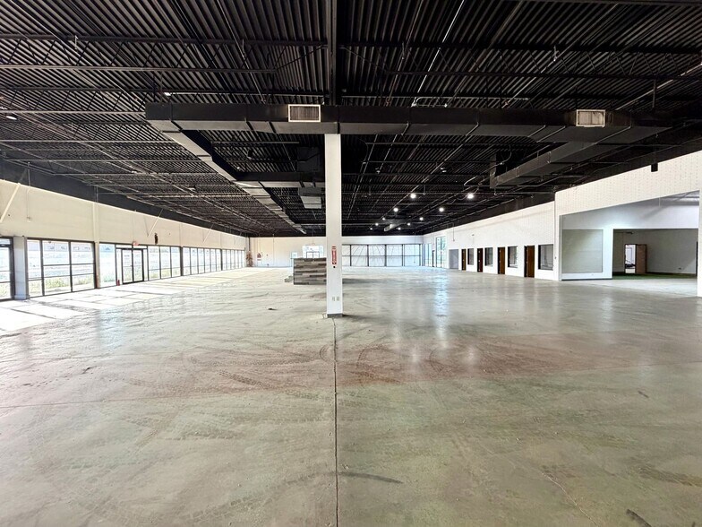 More Photos Of 13700 N Stemmons Fwy, Farmers Branch Freestanding For Lease