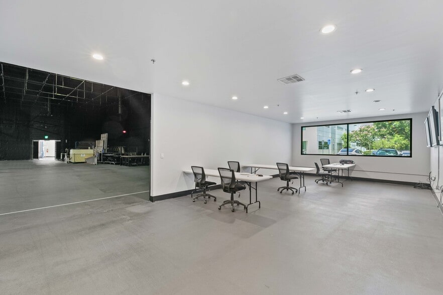 More Photos Of 2850 Ontario St, Burbank Warehouse For Lease