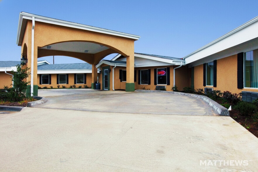 Primary Photo Of 1108 W Highway 21, Caldwell Hotel For Sale