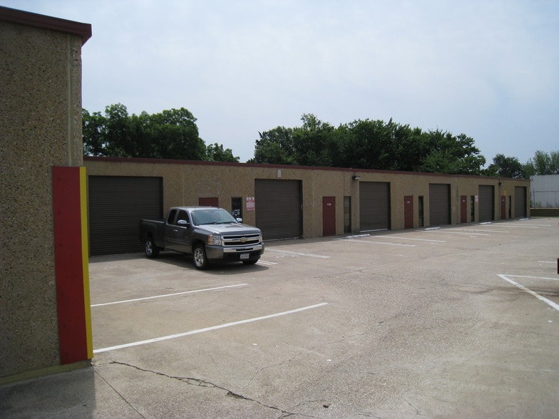 More Photos Of 3880 Ledbetter Dr W, Dallas Flex For Lease
