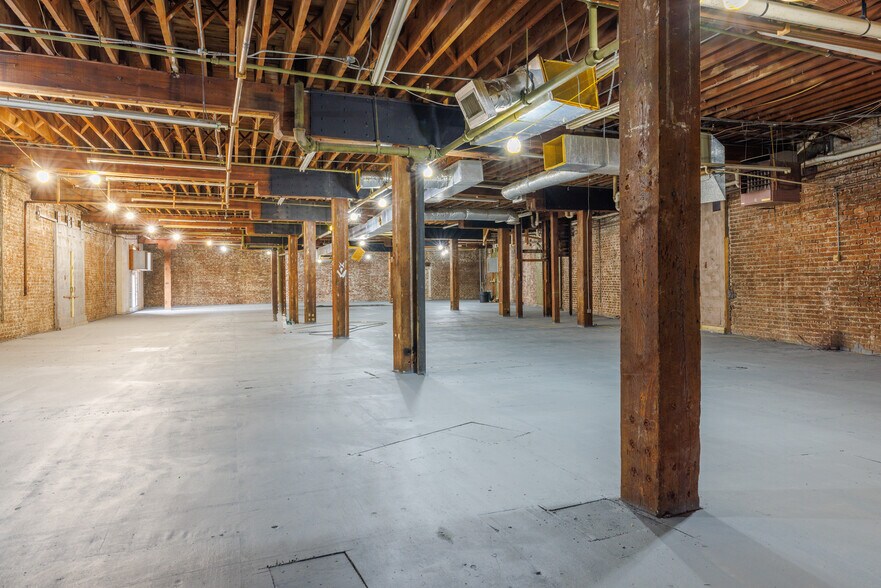 More Photos Of 313 W River St, Savannah Freestanding For Lease