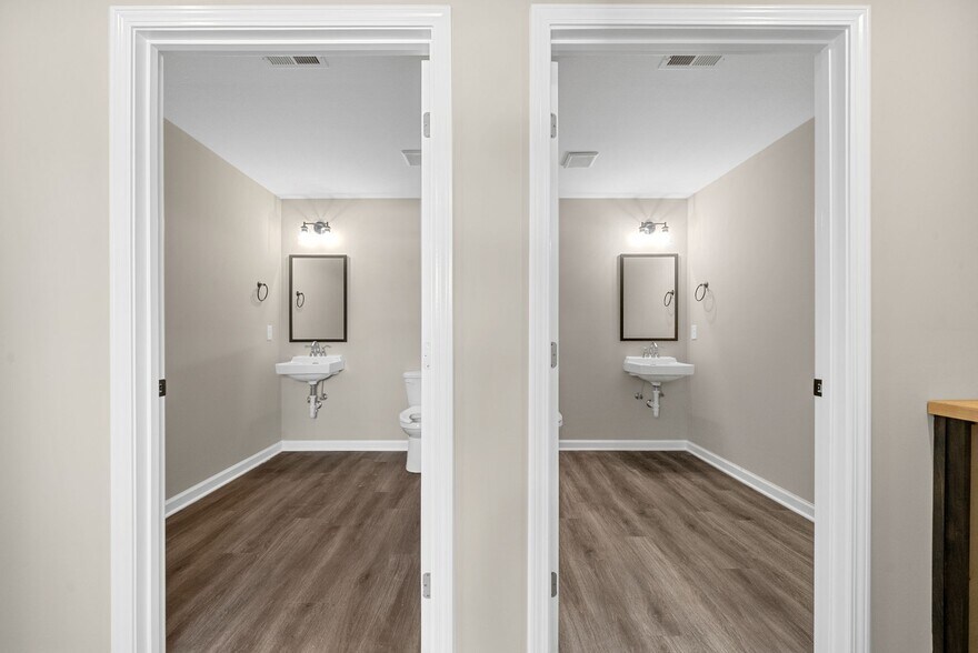 More Photos Of 1400 Dover Rd, Clarksville Showroom For Lease